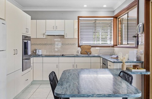 Chittaway Point House | Lakefront Serenity