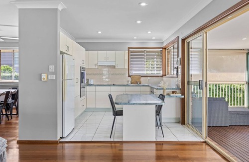 Chittaway Point House | Lakefront Serenity