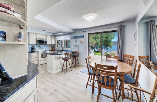 Helena House | Lakefront single story house on Hauser Lake