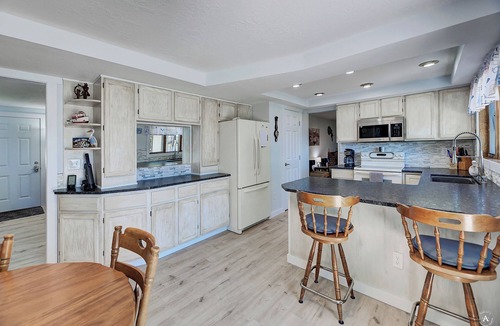 Helena House | Lakefront single story house on Hauser Lake