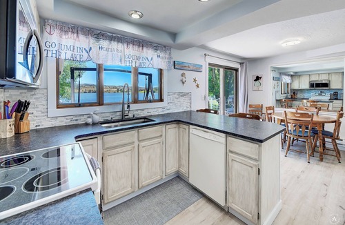 Helena House | Lakefront single story house on Hauser Lake