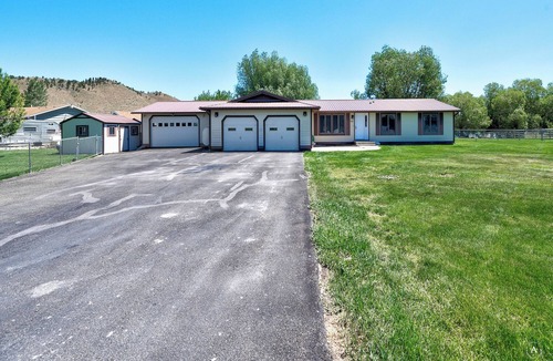 Helena House | Lakefront single story house on Hauser Lake