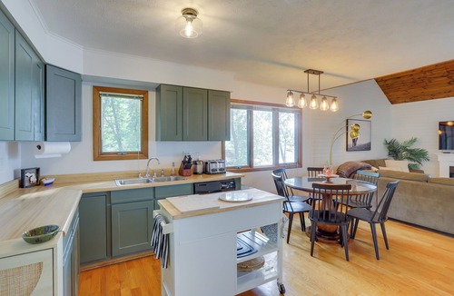 Sister Lakes House | Lakefront Sister Lakes Vacation Rental w/Dock!