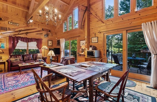 Washington Cabin | Lakefront Ski Log Cabin on 2 acres