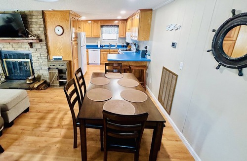 Arley House | Lakefront Smith Lake Retreat - Private Dock, Paddleboards, Sleeps 8