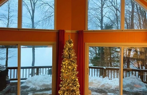 Pocono Lake House | Lakefront 🛶 Spa ♨️ Firepit 🔥 Boating 🚣‍♂️ Game Rm 🎮 Fishing 🎣 Sunsets 🌅