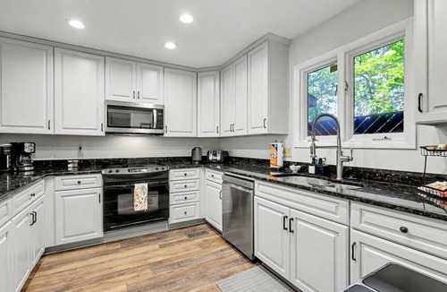 Dadeville House | Lakefront Stillwaters Villa w/Deck & Private Dock