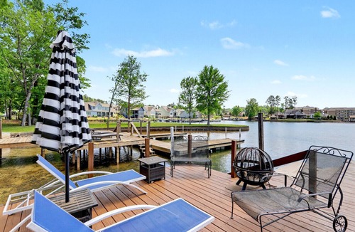 Dadeville House | Lakefront Stillwaters Villa w/Deck & Private Dock
