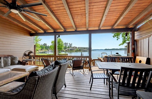Dadeville House | Lakefront Stillwaters Villa w/Deck & Private Dock