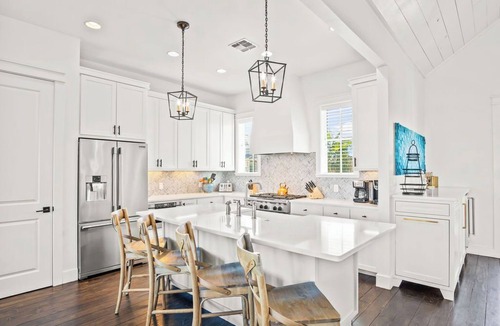 Cinnamon Shore House | Lakefront Stunner w/Outdoor & Indoor Games+Gorgeous Interiors & Amenities