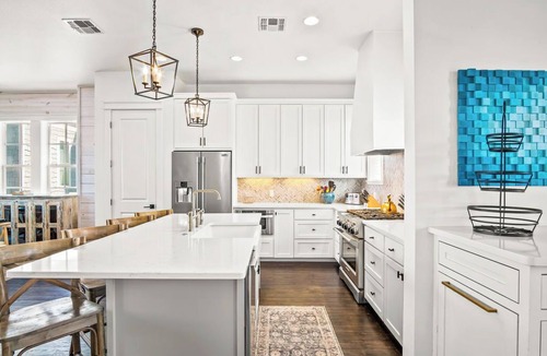 Cinnamon Shore House | Lakefront Stunner w/Outdoor & Indoor Games+Gorgeous Interiors & Amenities