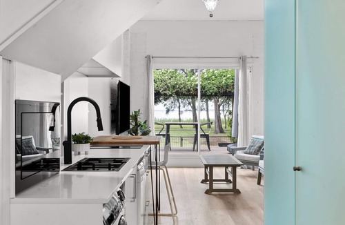 Killarney Vale Apartment | Lakefront Suite Studio Killarney Vale