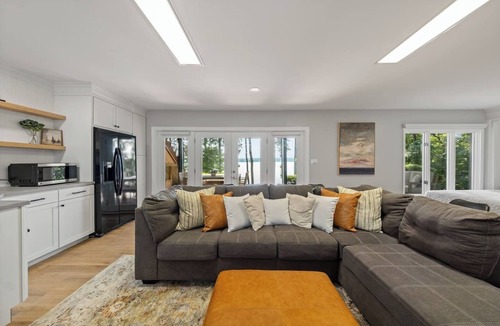 Macon House | Lakefront Suite - Spa, Kayaks, PBall, Firepit