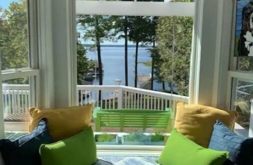 Henrico House | Lakefront, sunsets, dock, firepit, ping pong table
