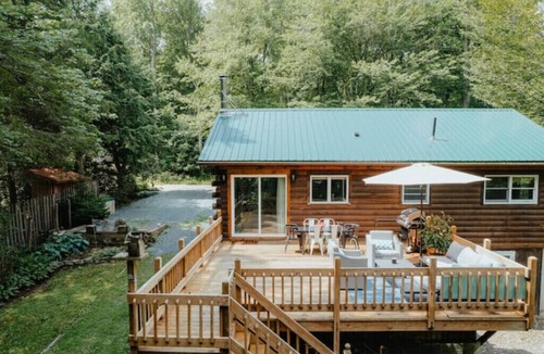 Swan Lake House | Lakefront Swan Lake Retreat Fire Pit, Deck & Cabana