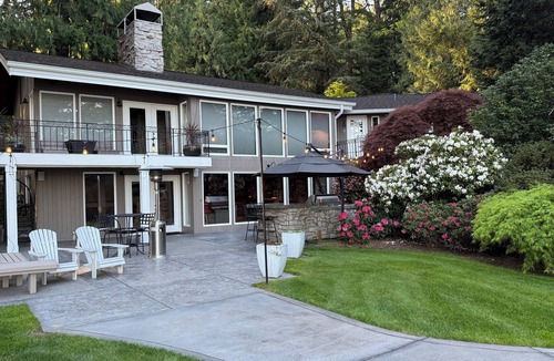 Covington Apartment | Lakefront. Sweeping view of Mt. Rainier. Huge dock. Perfect World Cup Base