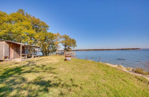 Quinlan House | Lakefront Texas Gem w/Indoor Pool & Water Access