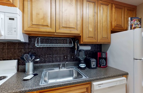 El Centro Beach Condo | Lakefront townhome near great attractions with beach access, pool & amazing view