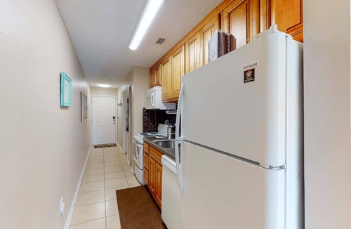 El Centro Beach Condo | Lakefront townhome near great attractions with beach access, pool & amazing view