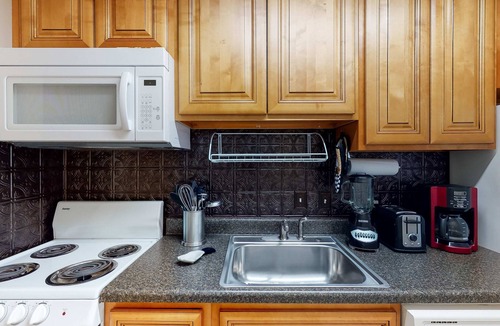 El Centro Beach Condo | Lakefront townhome near great attractions with beach access, pool & amazing view