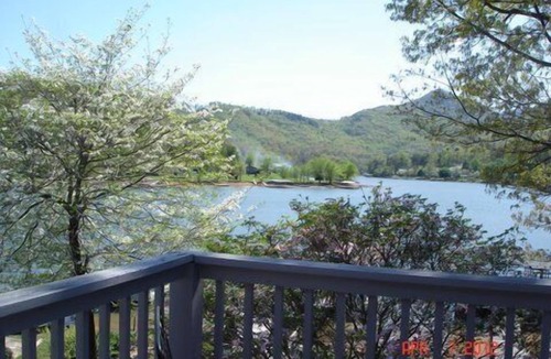 Nantahala Bay House | LAKEFRONT TOWN HOME IN DOWNTOWN HIAWASSEE