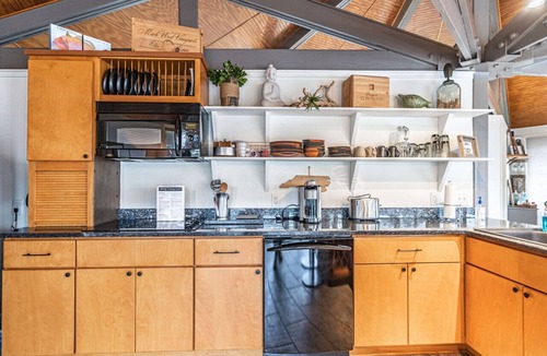 Pinehurst Cottage | Lakefront Treehouse Retreat in Pinehurst – Perfect for Extended Stays