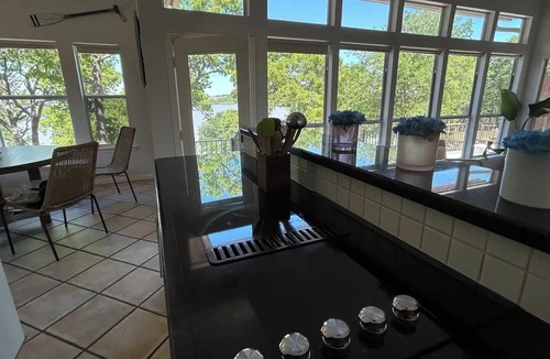 Hickory Creek House | Lakefront vacation mins to The Olana