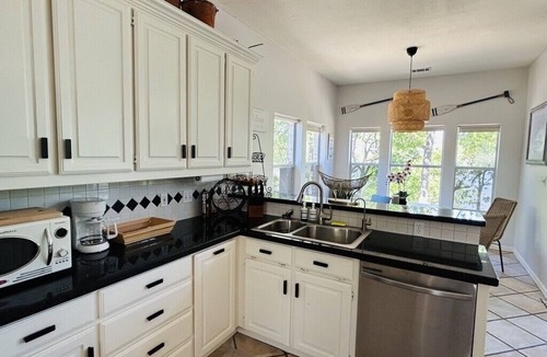 Hickory Creek House | Lakefront vacation mins to The Olana