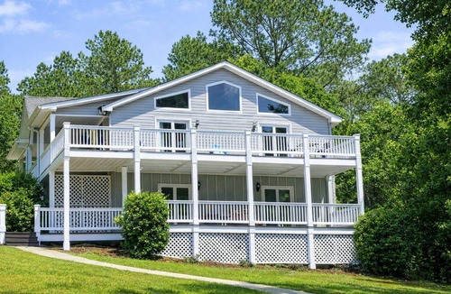 Eatonton House | Lakefront vacation home with kitchen and balcony