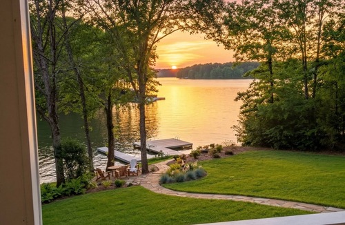 Eatonton House | Lakefront vacation home with kitchen and balcony