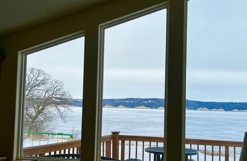 Crofton House | Lakefront Vacation Home/Cabin for Rent/Lewis & Clark Lake