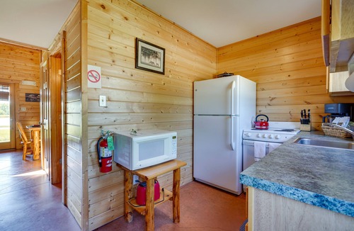 Columbia Cabin | Lakefront Vacation Rental w/Patio & Grill!