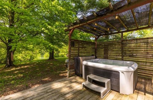 Rockbridge House | Lakefront Vibes Lake Access Hot Tub Firepit Pets