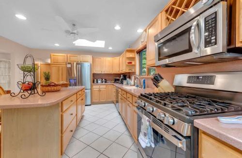 Lake Ariel House | Lakefront Views 5 Bdrm Kayaks Out Kitchen