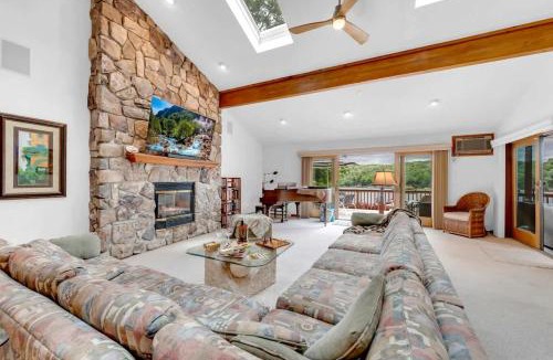 Lake Ariel House | Lakefront Views 5 Bdrm Kayaks Out Kitchen