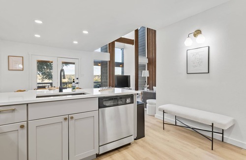 Point Venture House | Lakefront Views and Sunsets