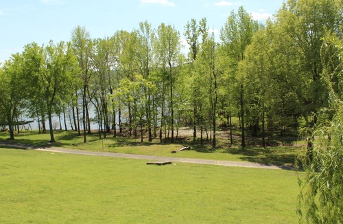 Eddyville House | Lakefront Villa