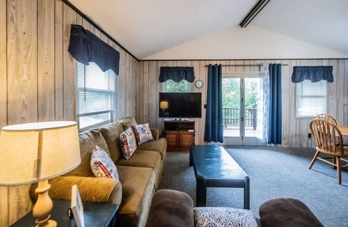 Eddyville House | Lakefront Villa