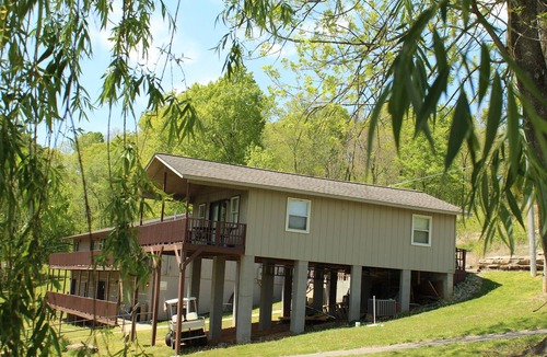 Eddyville House | Lakefront Villa