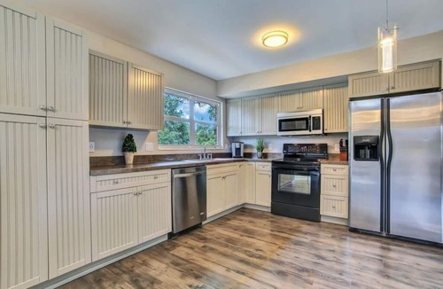 Orient Park House | Lakefront Villa with Heated pool and Spa