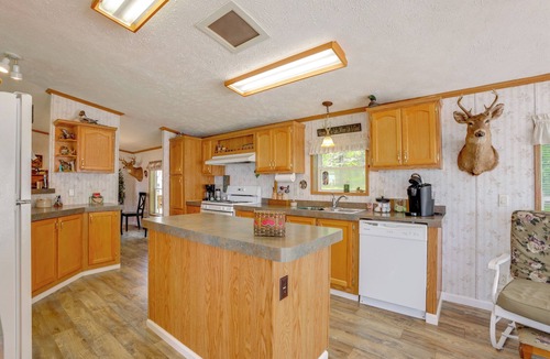 Fountain Cabin | Lakefront w/Beach Access: Deck, Dock & Grill!