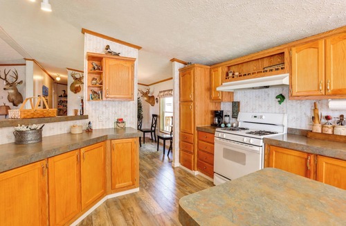Fountain Cabin | Lakefront w/Beach Access: Deck, Dock & Grill!