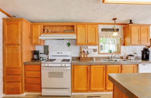 Fountain Cabin | Lakefront w/Beach Access: Deck, Dock & Grill!
