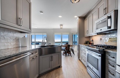 Leamington Cottage | Lakefront w/Hot Tub + Private Beach | Near Point Pelee