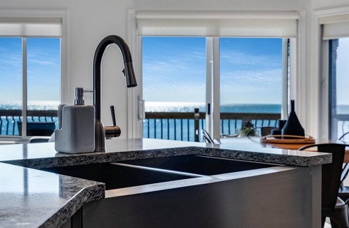 Leamington Cottage | Lakefront w/Hot Tub + Private Beach | Near Point Pelee
