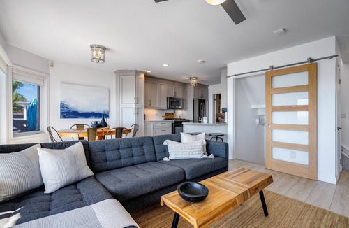 Leamington Cottage | Lakefront w/Hot Tub + Private Beach | Near Point Pelee