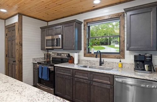 Branson Cabin | Lakefront! w/Kayaks, Hot Tub, Pool. Firepit, Park with Playground & Disc Golf.