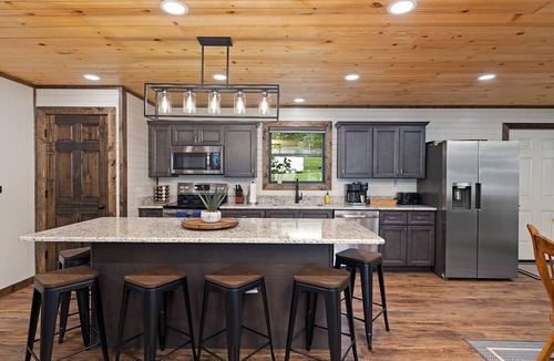 Branson Cabin | Lakefront! w/Kayaks, Hot Tub, Pool. Firepit, Park with Playground & Disc Golf.