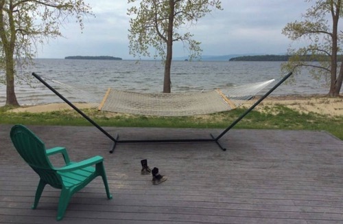 South Hero House | Lakefront Water View Cottage: Sandy beach, dog friendly, bocce & AC
