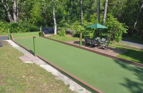 South Hero House | Lakefront Water View Cottage: Sandy beach, dog friendly, bocce & AC